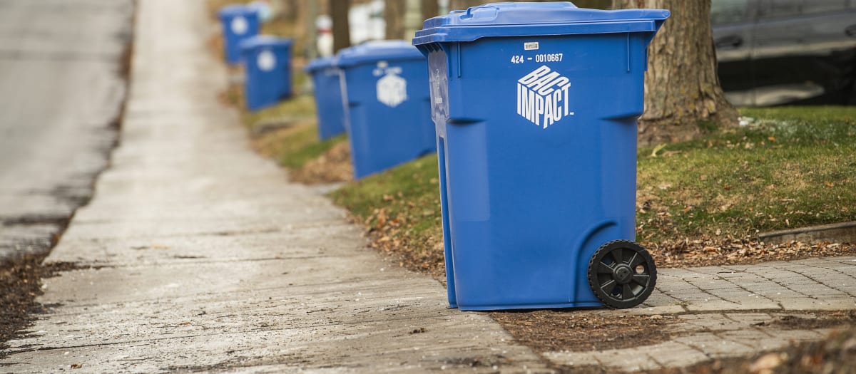 Bacs bleus de matières recyclables dans une rue à Montréal