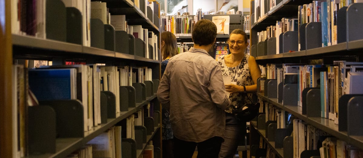 Étagères de la bibliothèque de La Petite-Patrie 