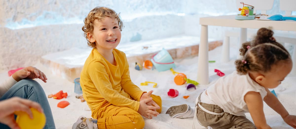 petits enfants qui jouent