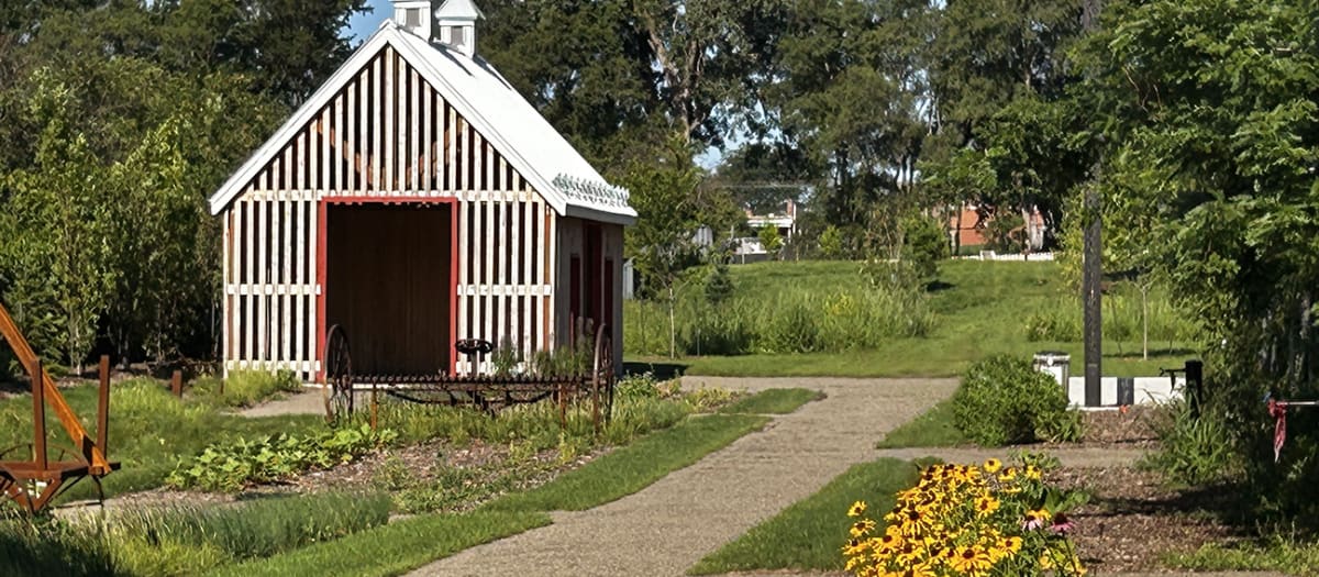 Vue d'une bâtisse du terrain fleuri du parc Soeurs-de-Sainte-Anne en été,