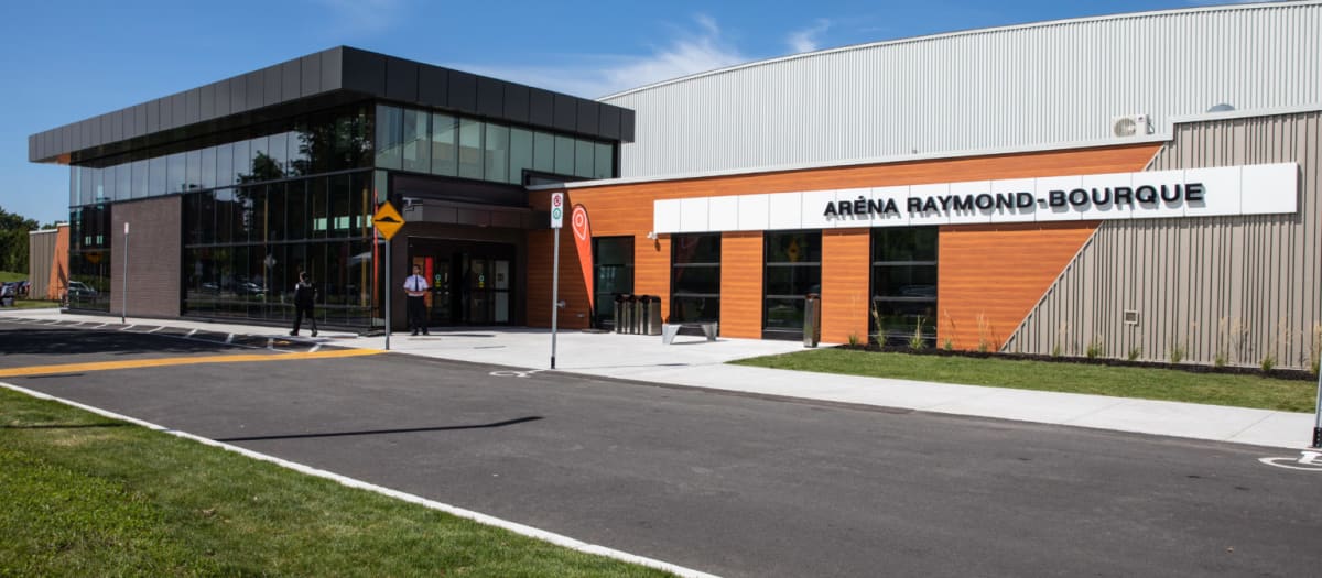 L’aréna met à la disposition des citoyens et des citoyennes certaines plages horaires pour la location d’une patinoire. De même, une salle est disponible en location pour la tenue de fêtes d’enfants pendant la location d’une patinoire ou les séances de patinage libre.