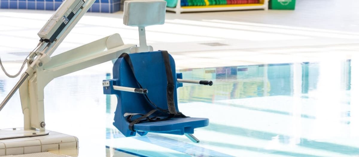 Chaise adaptée pour personnes handicapées pour entrer dans la piscine