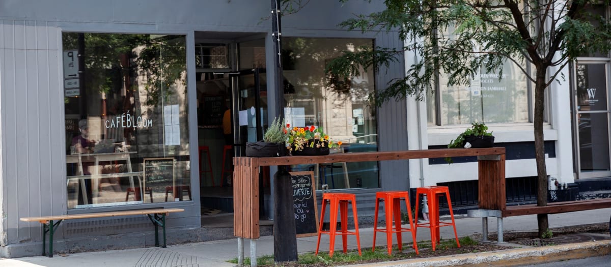 Devanture d'une commerce avec table et 3 tabourets