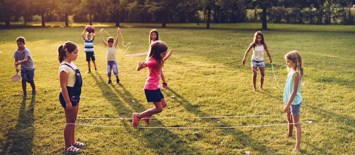 Enfants jouent dans un parc.