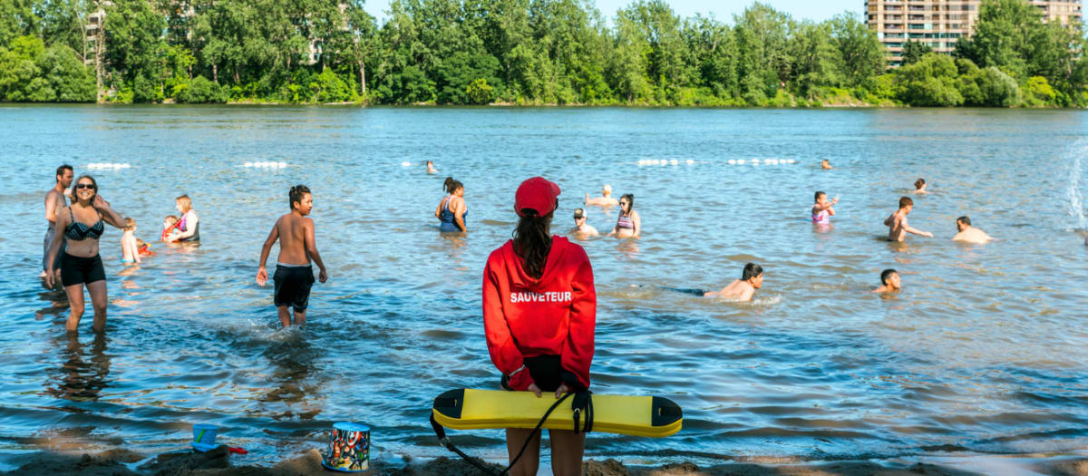 Sauveteuse surveillant la baignade dans le fleuve St-Laurent