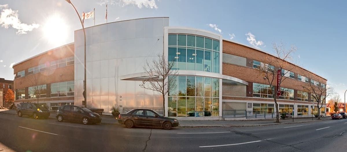 Aperçu de l'édifice de la bibliothèque d'Ahuntsic lors de la saison estivale