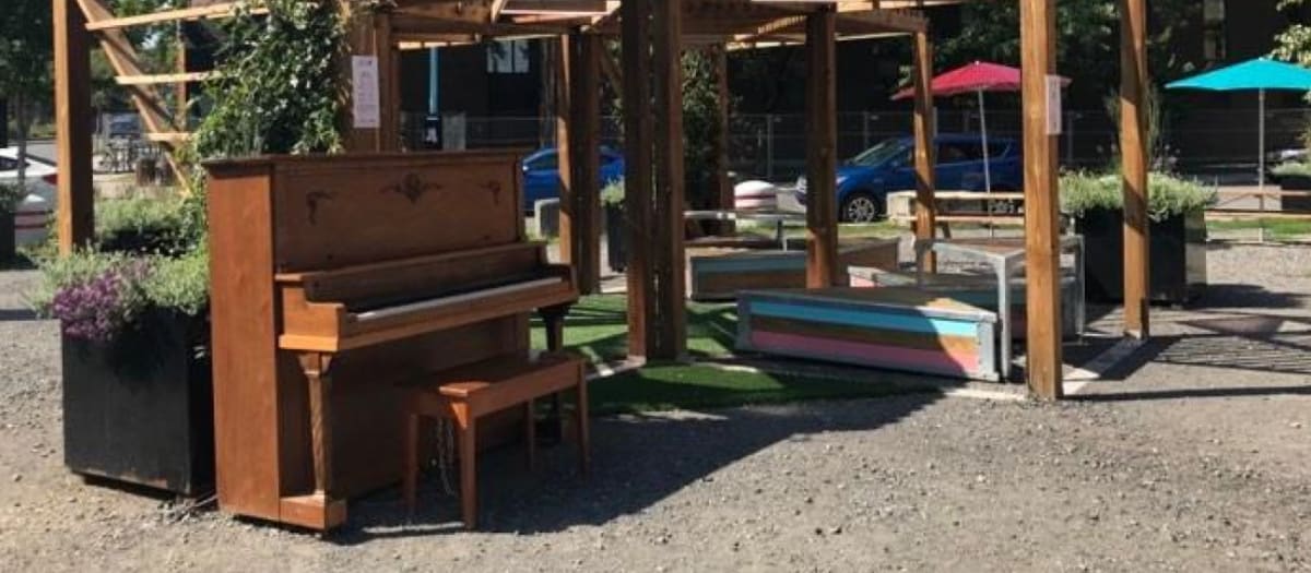 Photo d'un piano public situé dans la Place de la création