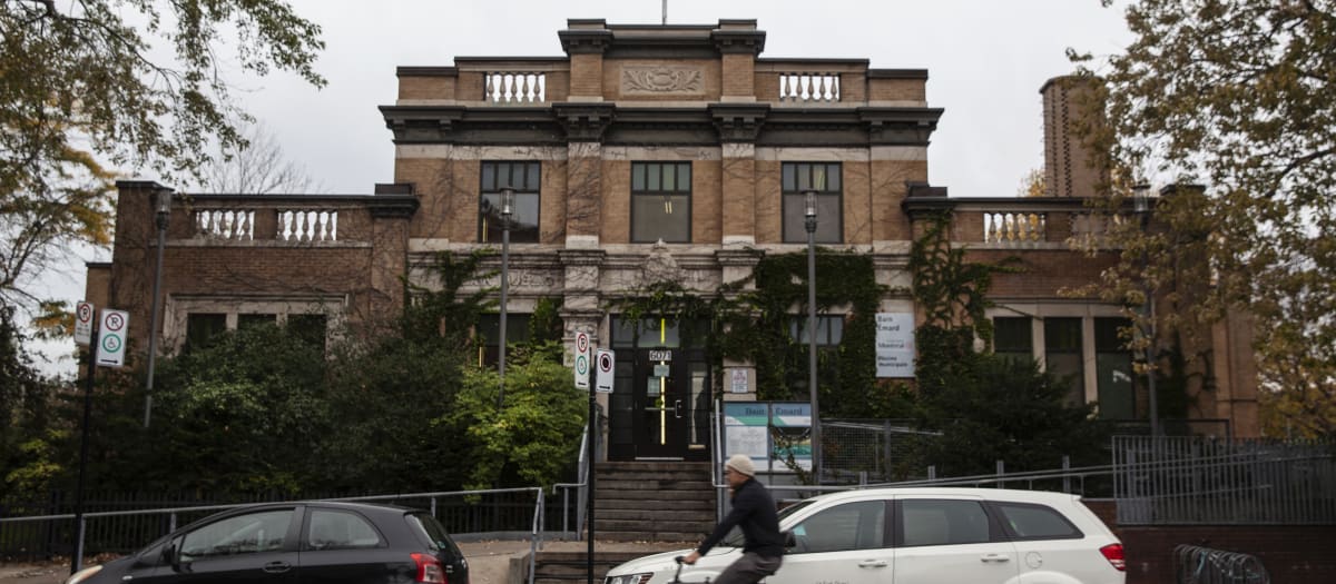 Façade d'un ancien bâtiment nommé Bain Émard