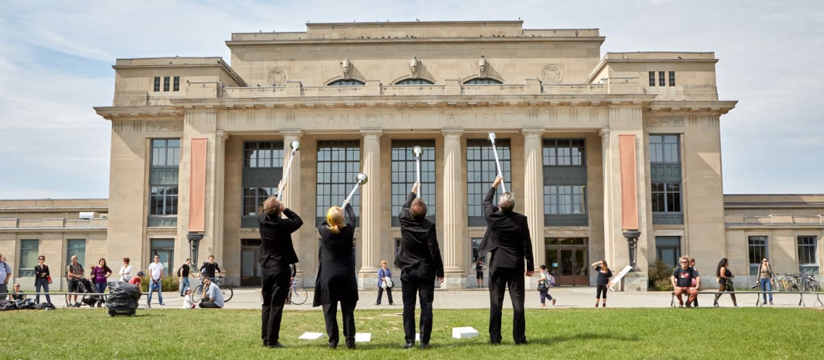 Un groupe de musiciens en spectacle dans le quartier de Villeray–Saint-Michel–Parc-Extension à Montréal.