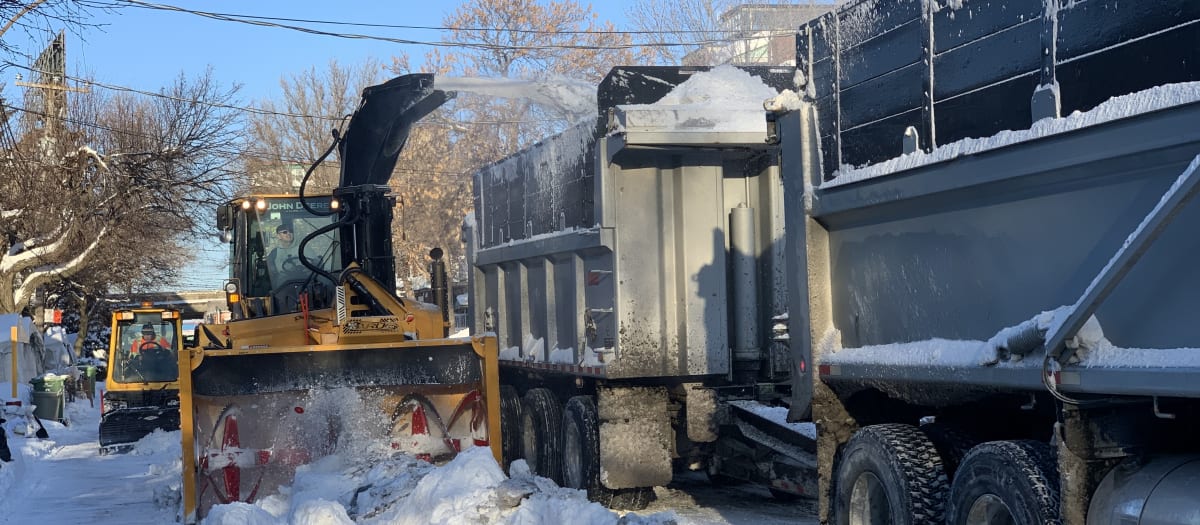Une souffleuse à neige 