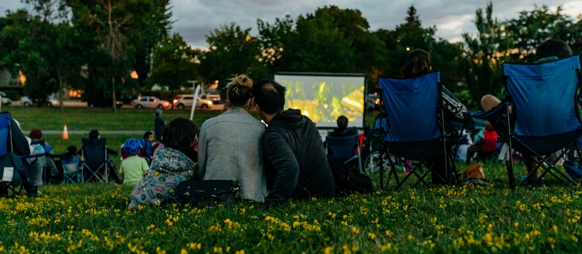 un couple regarde une projection dans un parc de Saint-Léonard