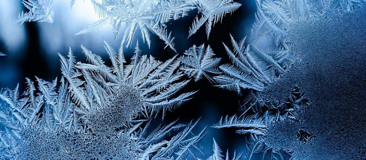 Glace et givre sur fenêtre