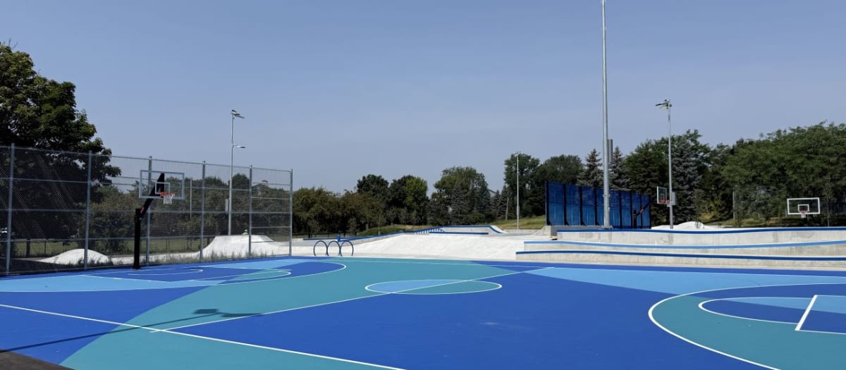 Terrain de basketball au parc Grovehill.