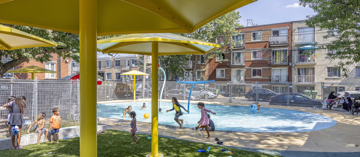 Des enfants s'amusent dans la nouvelle pataugeoire de Sienne.