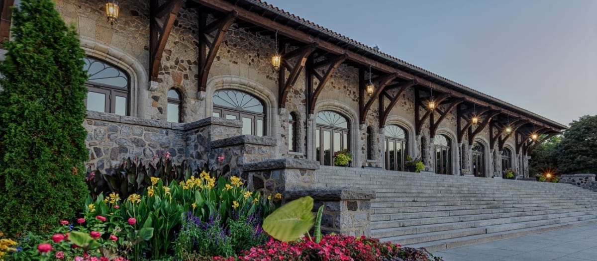 Vue de côté du chalet du Mont-Royal et de l'aménagement extérieurde fleurs