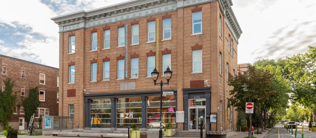 Photo de la maison de la culture Maisonneuve, située dans un bâtiment patrimonial de la rue Ontario.
