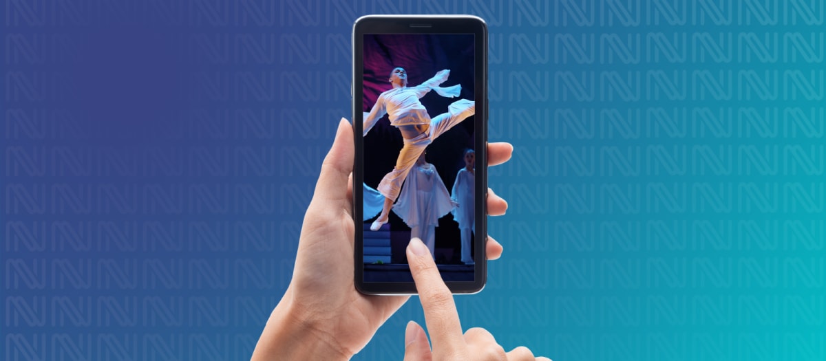 Mains tenant un téléphone avec une image d'un danseur