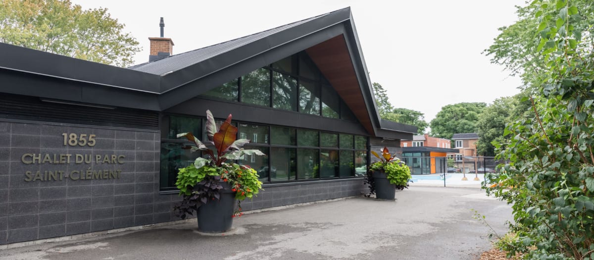 Chalet du parc Saint-Clément en été