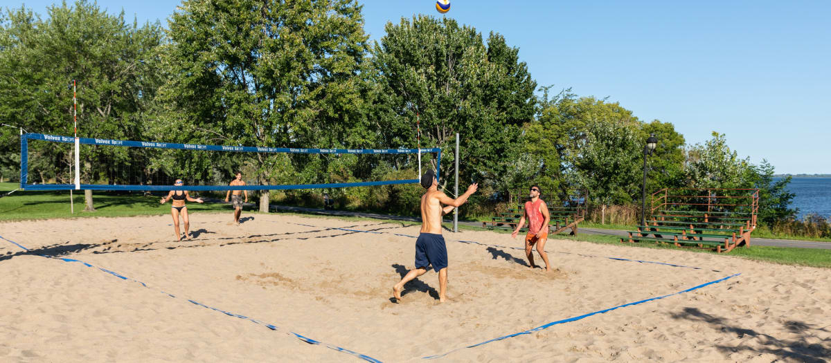 Partie de volleyball de plage à Verdun