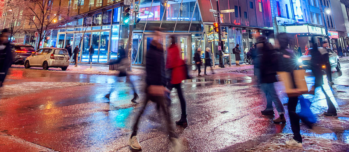 Piétons en soiréee au centre-ville