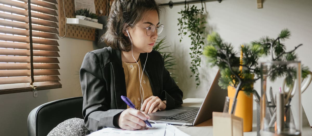 Femme passant une entrevue en vidéoconférence devant son ordinateur portable.