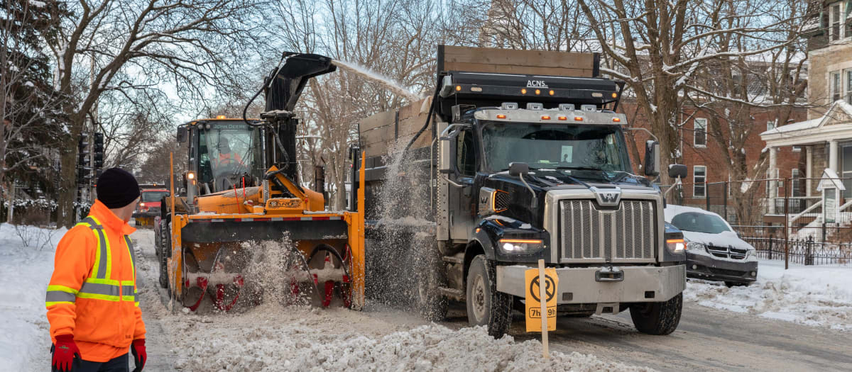 Un convoi de chargement de la neige en action