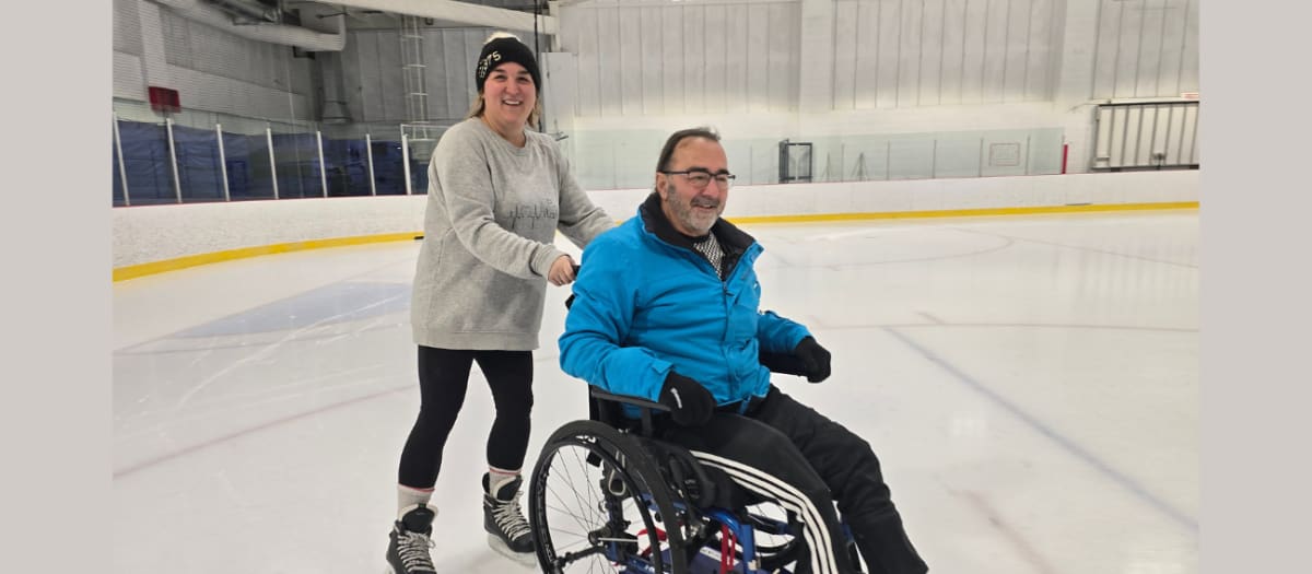 2 personnes sur une patinoire