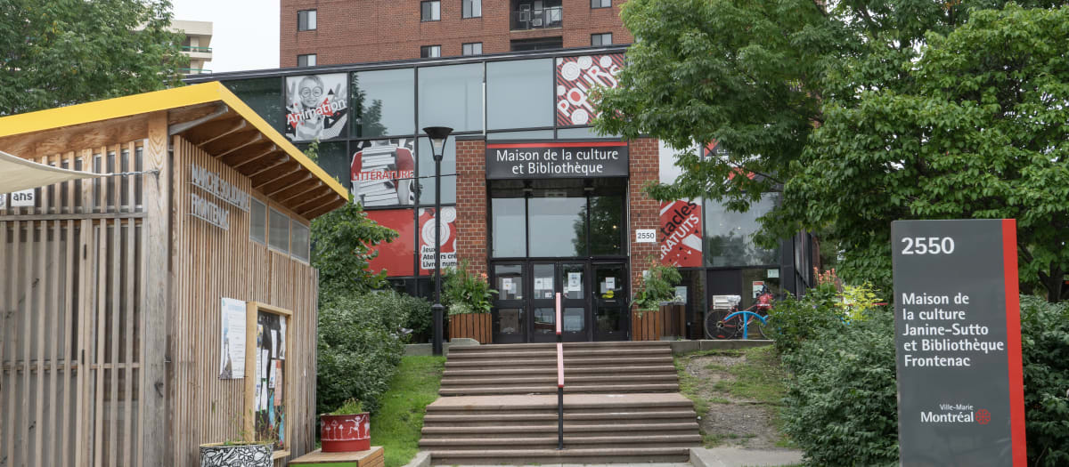 Photographie de la bibliothèque Frontenac durant la saison estivale.