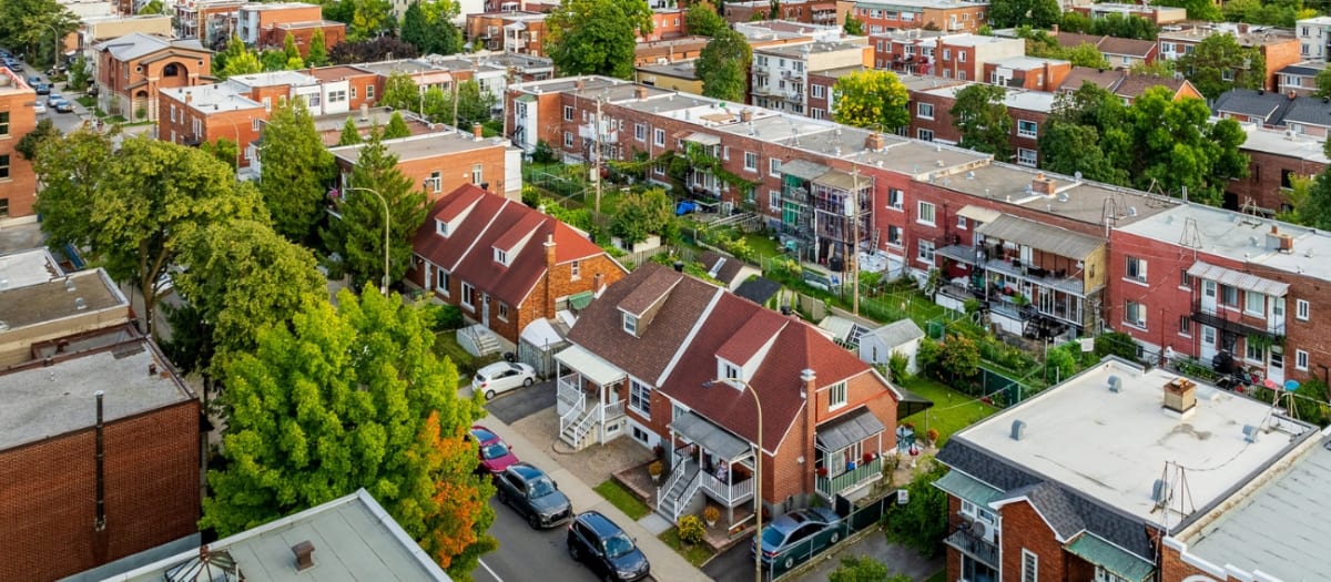 Vue du ciel montrant des rues de VSP avec des maisons, duplex et immeubles dans un paysage arboré
