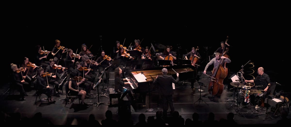 orchestre dans une salle sombre