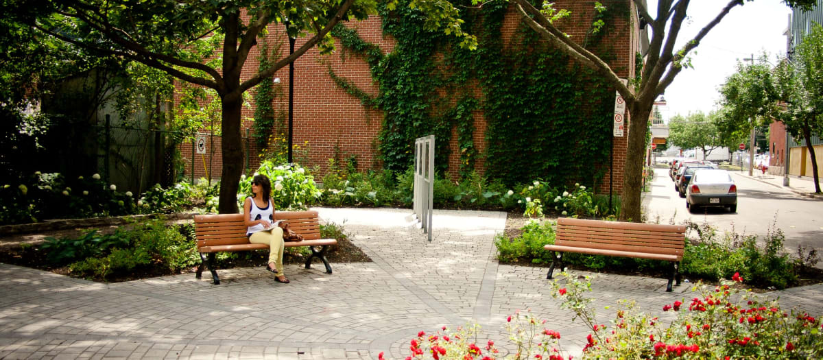 Jeune femme assise sur un ban au parc Coupal