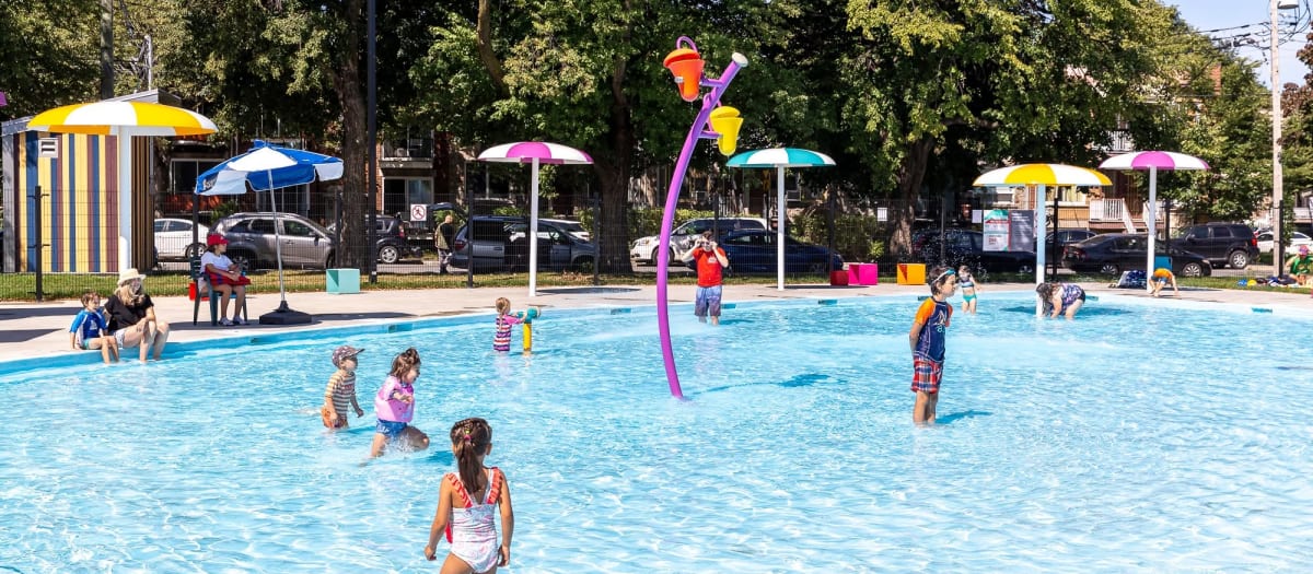 Des enfants s'amusent à la pataugeoire du parc Nicolas-Tillemont.