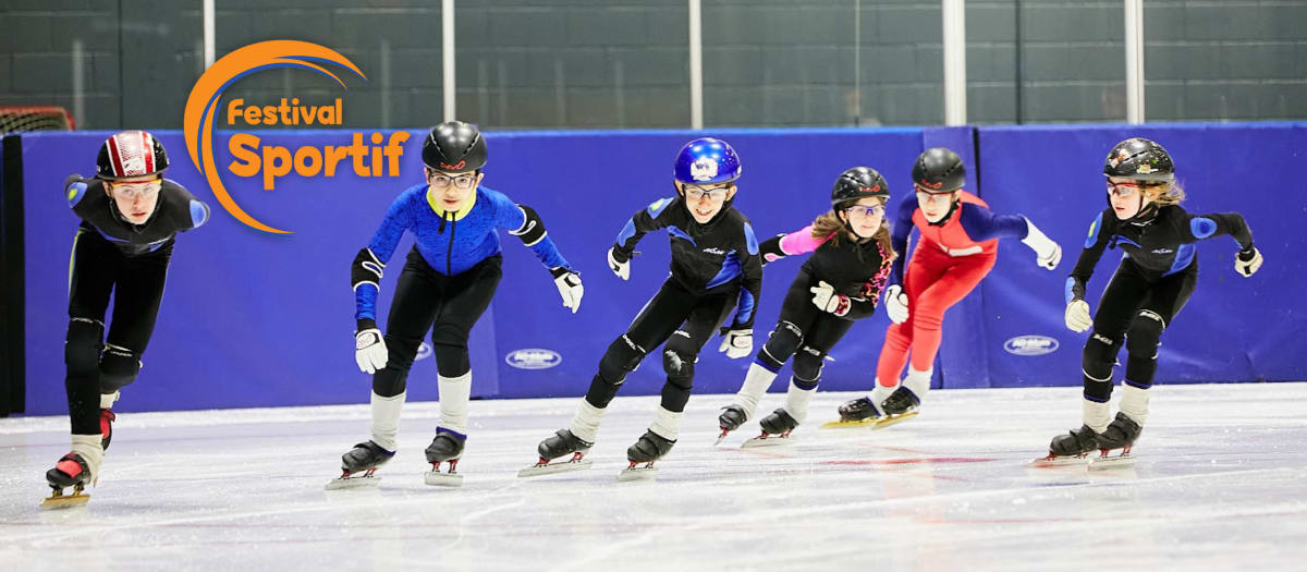 Jeunes faisant du patinage de vitesse