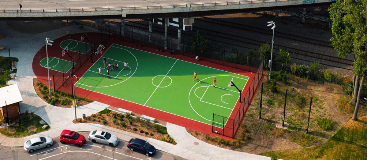 Vue aérienne du terrain de basketball du Mile End