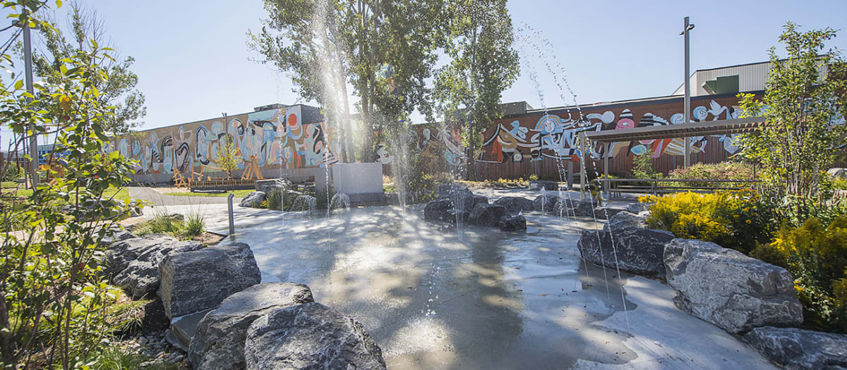 Aperçu des jets d'eau situés dans le parc Dickie-Moore