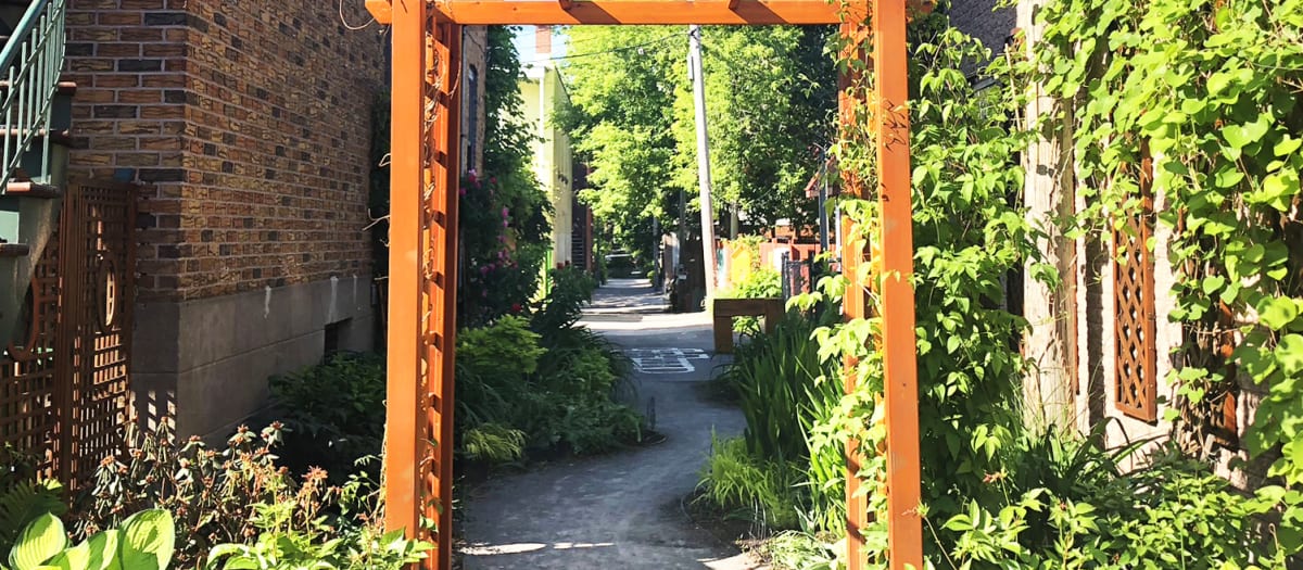 Entrée champêtre d'une ruelle verte de Rosemont–La Petite-Patrie