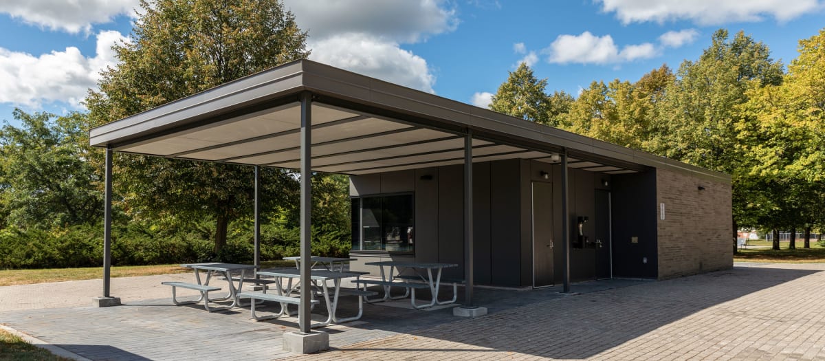 Le nouveau chalet au parc de l'École secondaire de la Pointe-aux-Trembles.