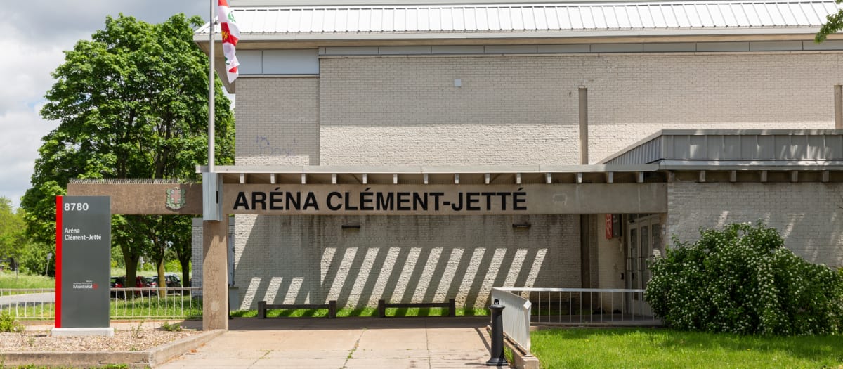 Photo montrant la façade de l'aréna Clément-Jetté.