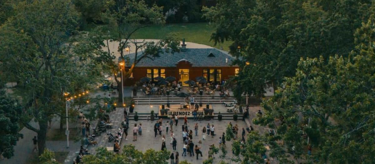 Pavillon du parc Notre-Dame-de-Grâce l'été avec la buvette et des gens qui dansent