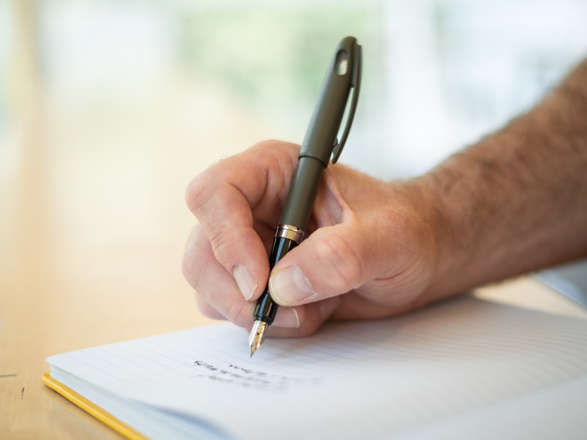 Main écrivant sur un cahier