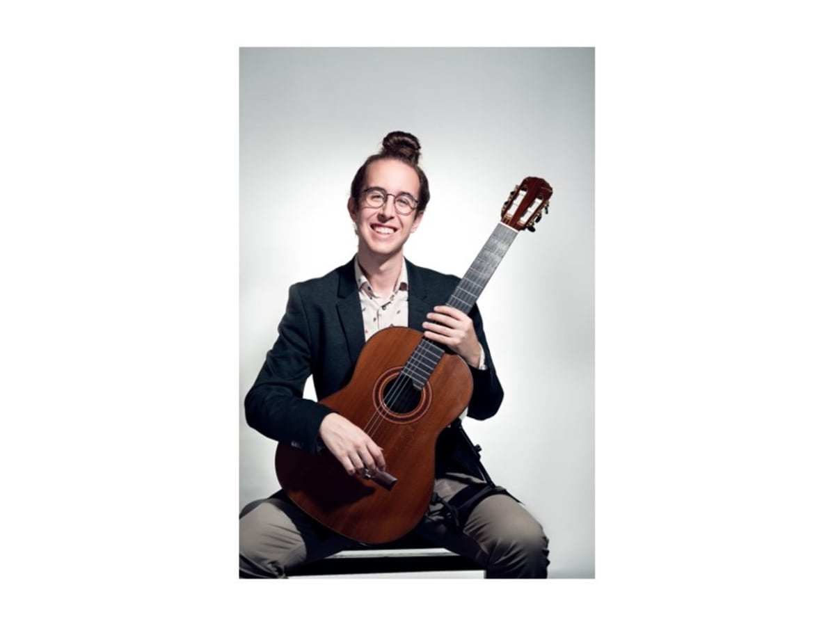 Musicien souriant qui joue de la guitare