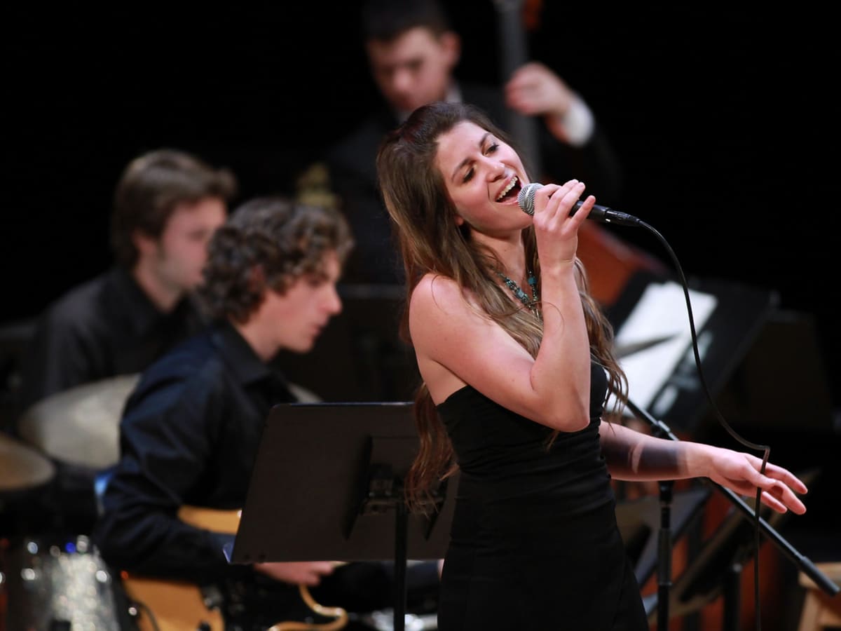 Chanteurs Jazz de la Faculté de musique de l'UDeM en train de donner un concert.