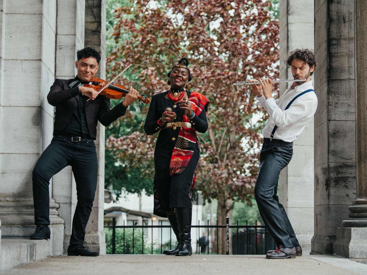 Trio Café Korigé sur un parvis avec des colonnes