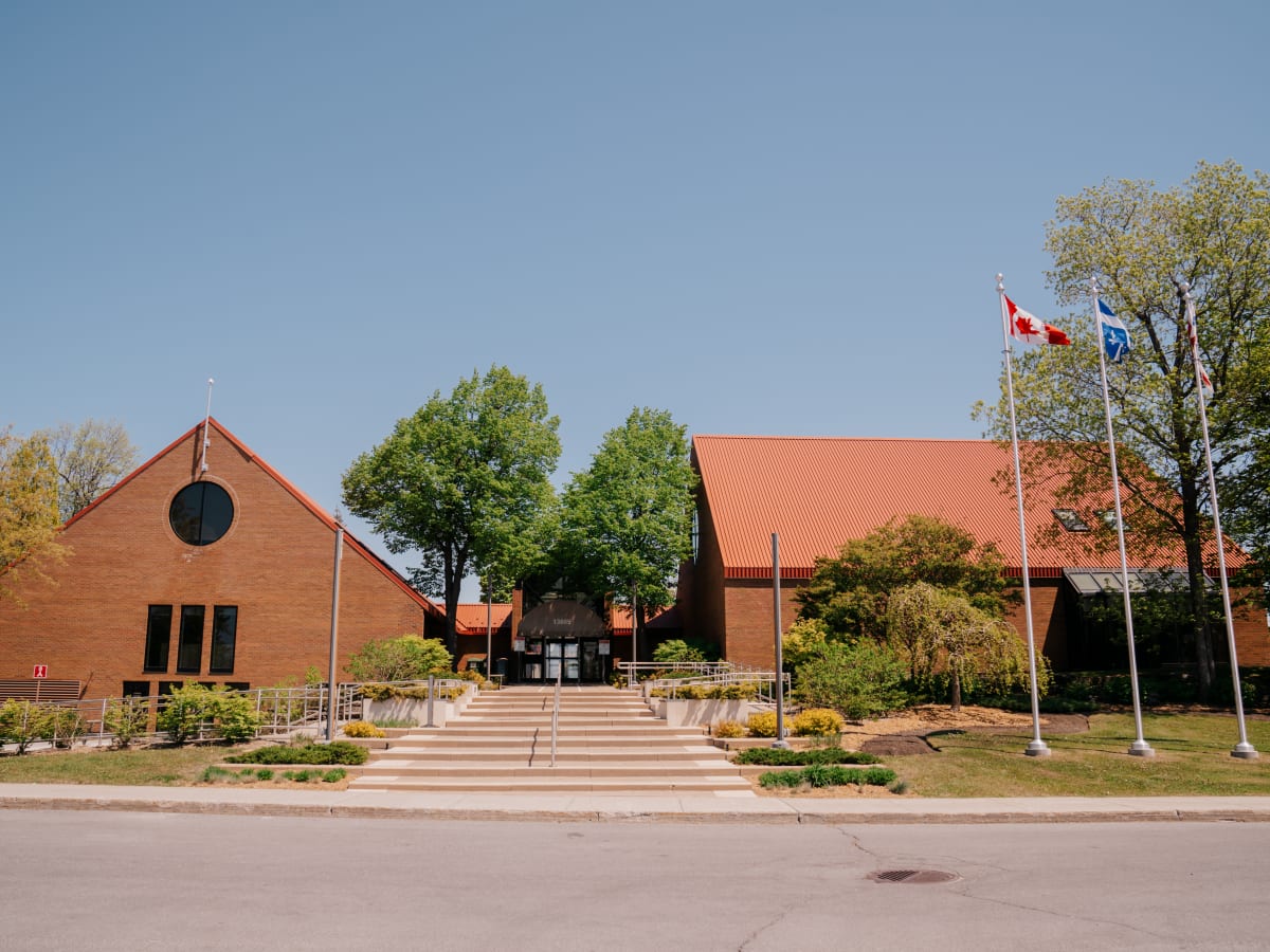 Mairie d'arrondissement de Pierrefonds-Roxboro pendant l'été 