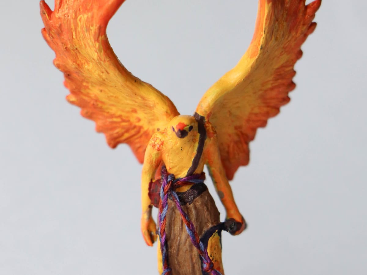 Figurine orangée d'un personnage ailé de Donjons et Dragons