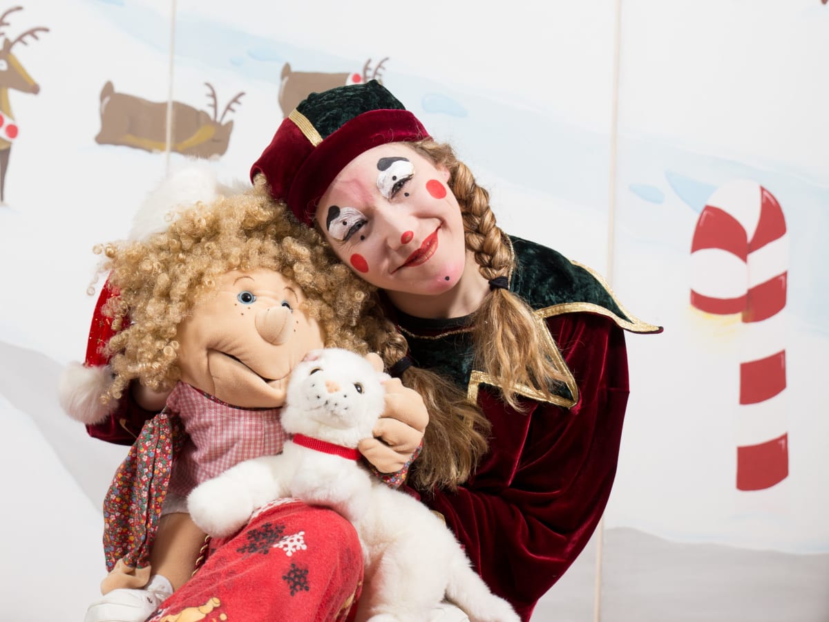 Comédienne avec marionnettes