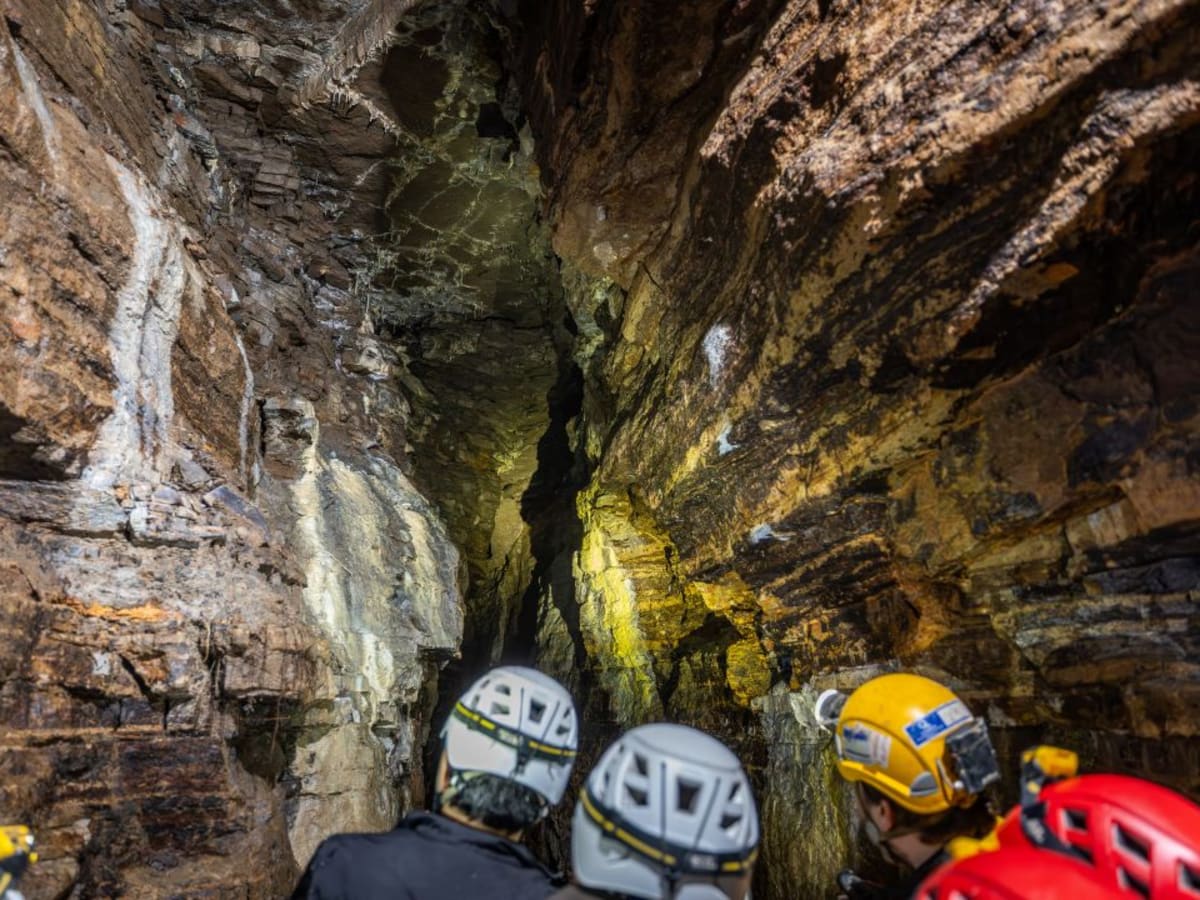 Trois personnes dans la caverne de Saint-Léonard