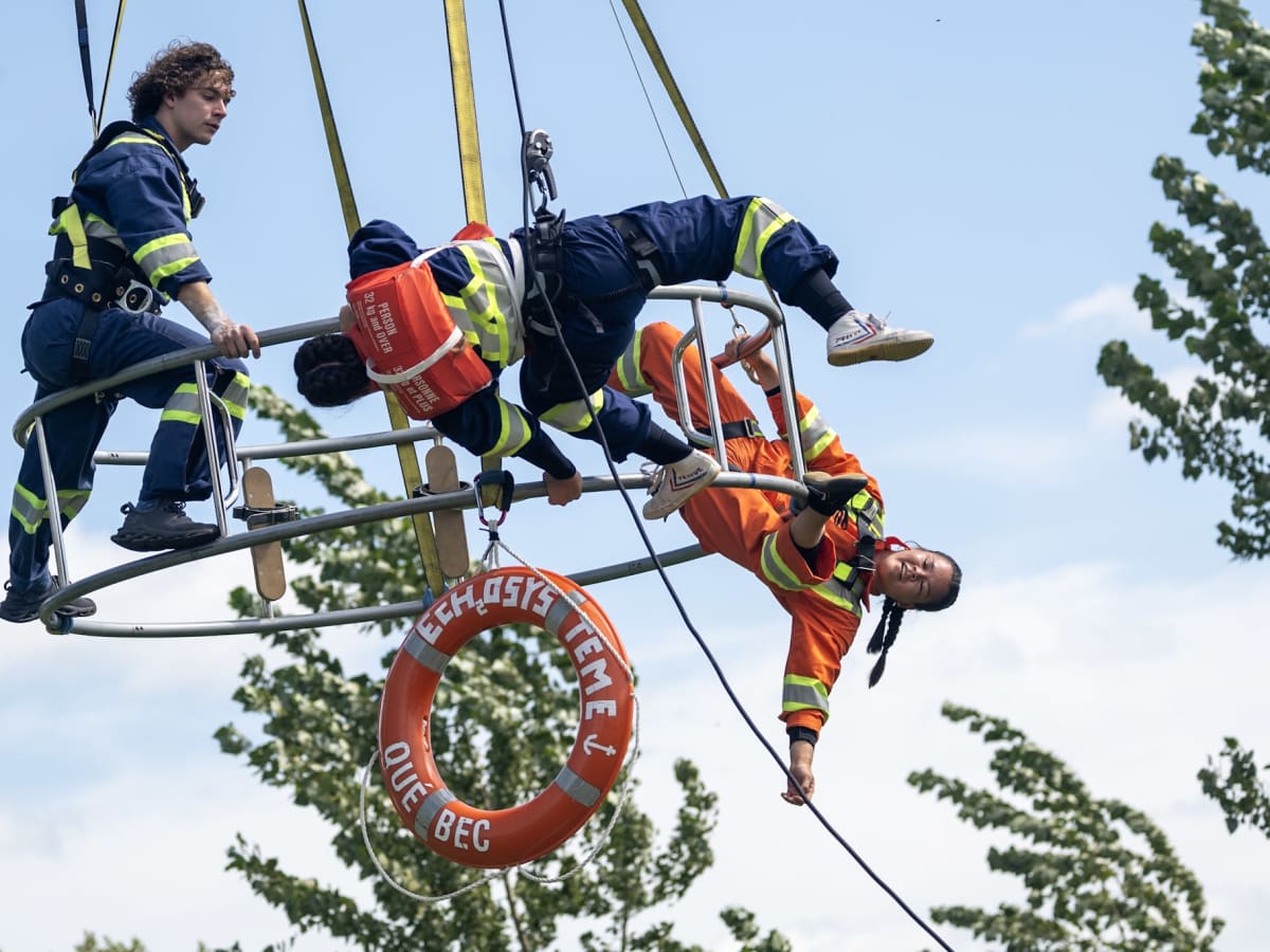 Artistes de cirque dans une roue en suspension
