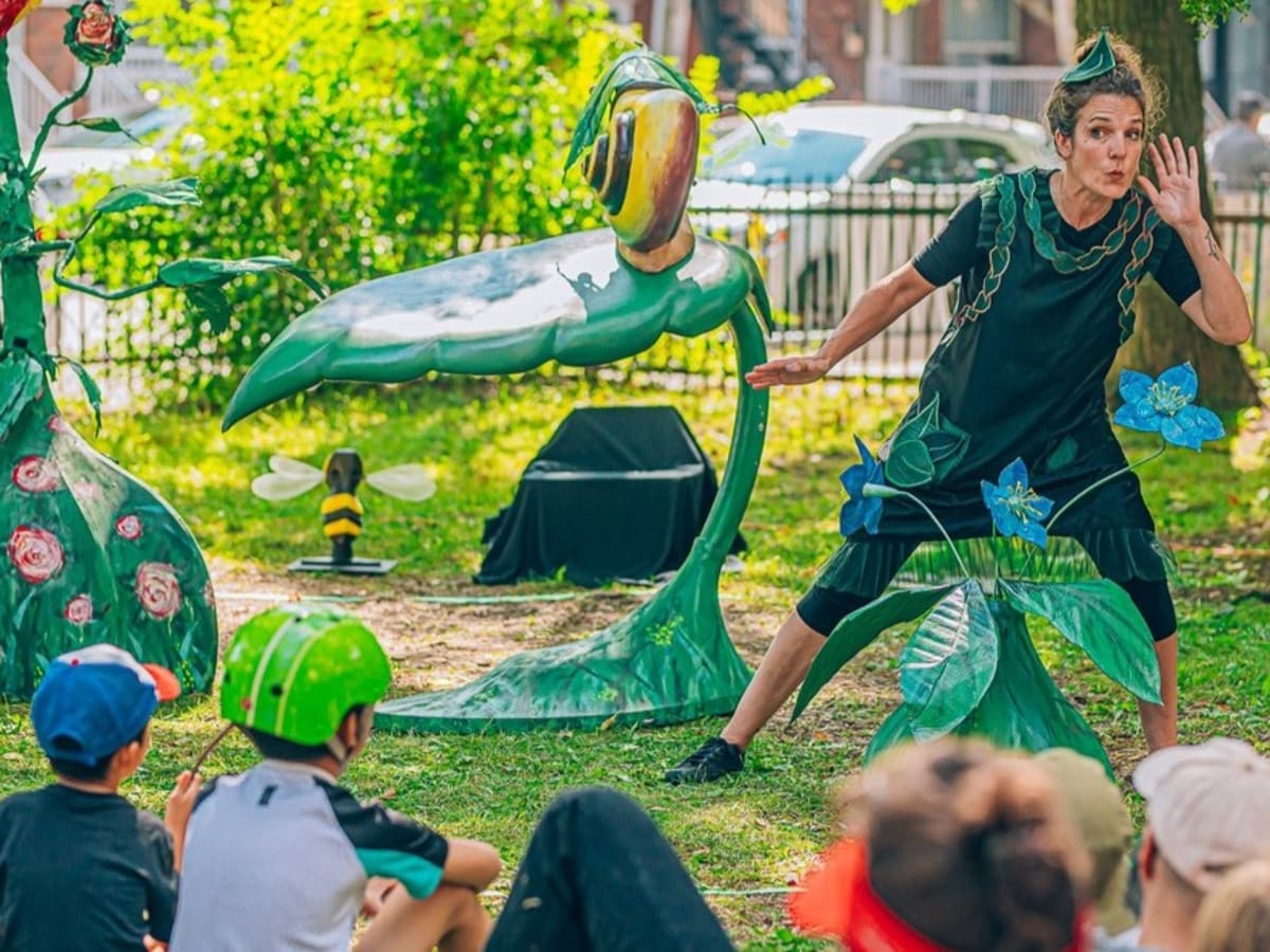 Photo d'une lefe qui joue devant un public d'enfants dans un parc