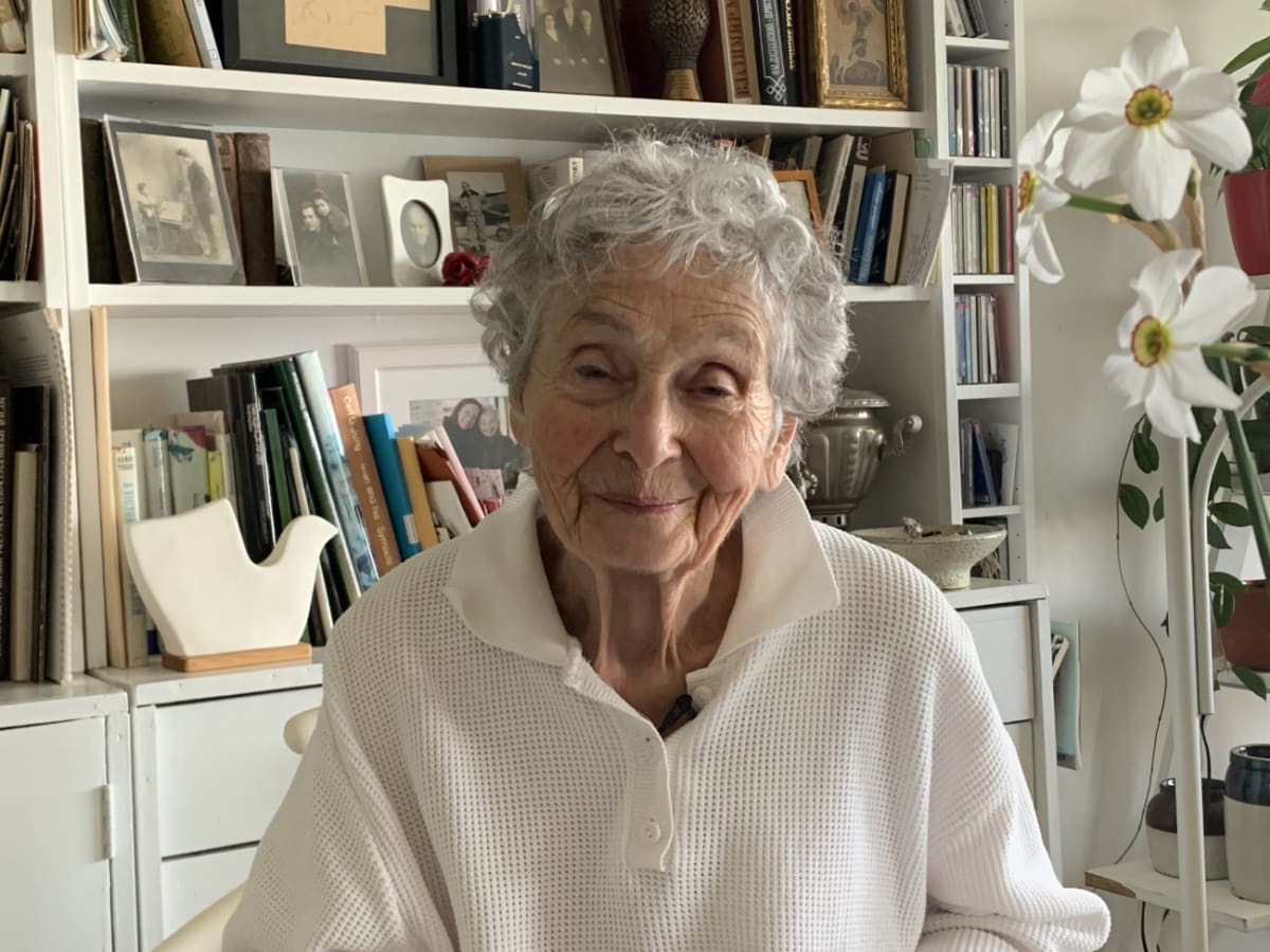 Photo récente de l'autrice, comédienne et conteuse, Kim Yaroschevskaya.